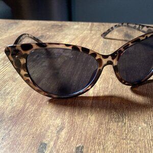 NWOT Unbranded Women's Tortoise Shell Cat Eye Sunglasses with Dark Lenses
